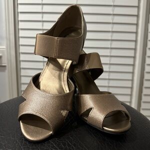 Life Stride Simply Comfort Elegant Gold Heels 🤎 Size 8.5! Best Offer Accepted!